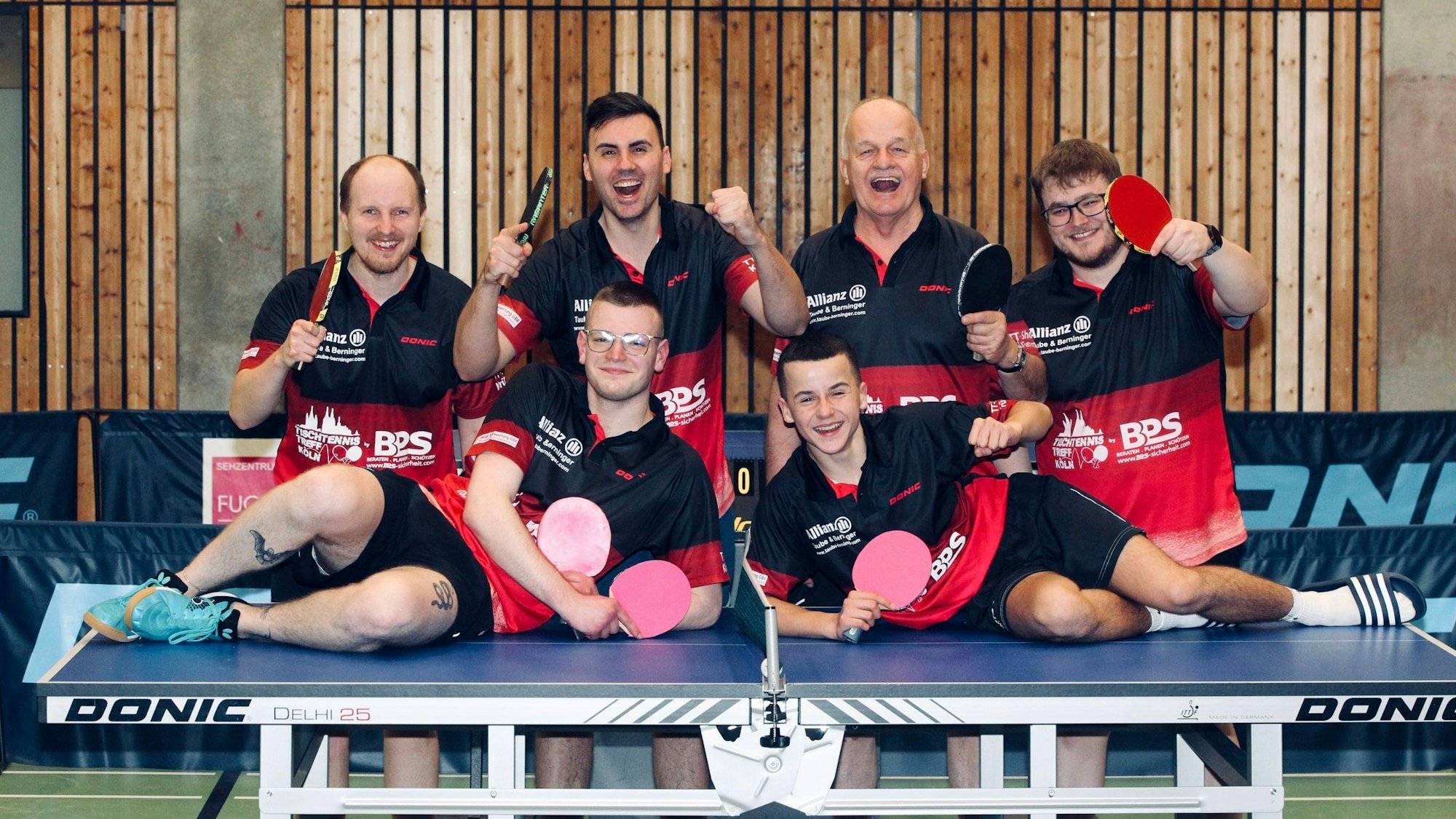 Vernich spielte die perfekte Saison: (hintere Reihe von links): Marcel Büttner, Christian Schorn, Hans Schmitz, Jan Dünkelmann sowie Jan Lethert (liegend links) und Nils Schuhmacher.