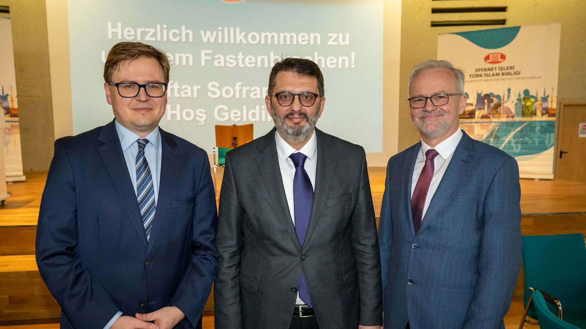 Dr. Alexander Kalbarczyk, Dr. Muharrem Kuzey und Dr. Andreas Herrmann posieren im Eingangsbereich der Ditib-Moschee.