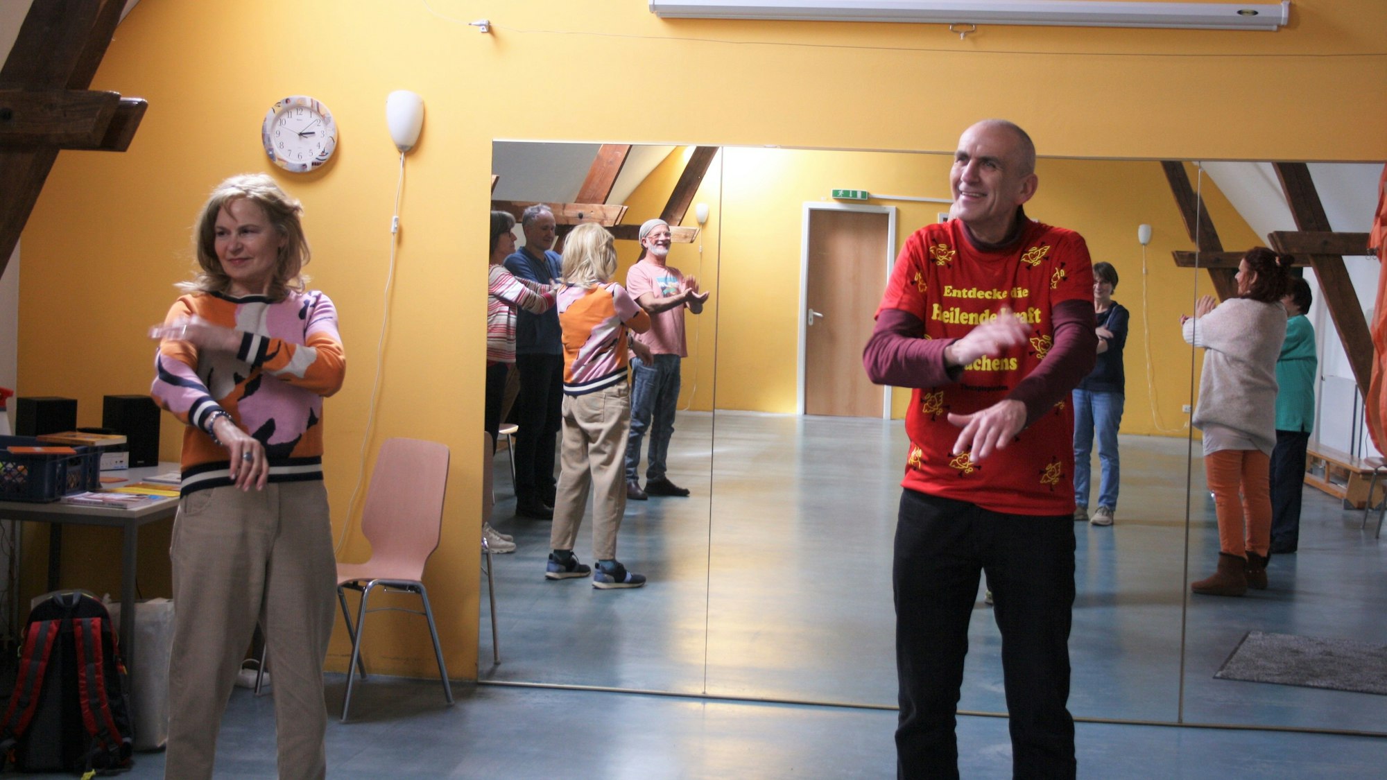 Ein Mann und eine Frau machen Yogaübungen vor.