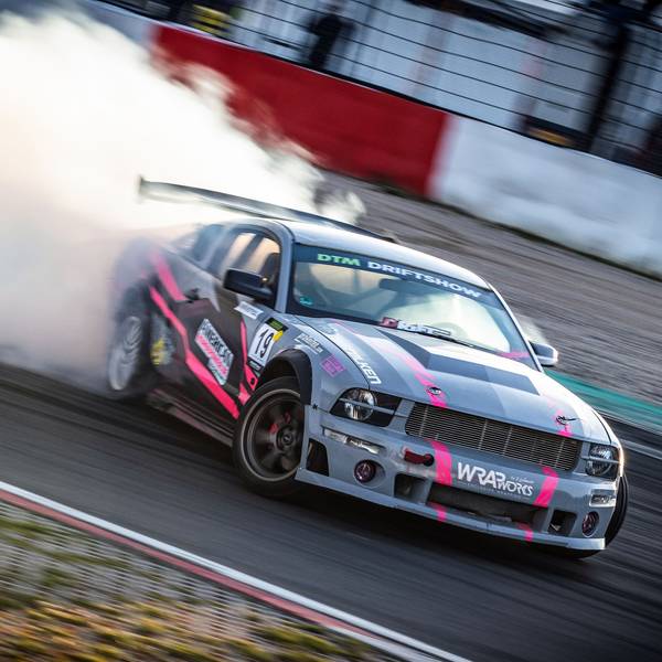 Romy Zavelberg in ihrem Ford Mustang.