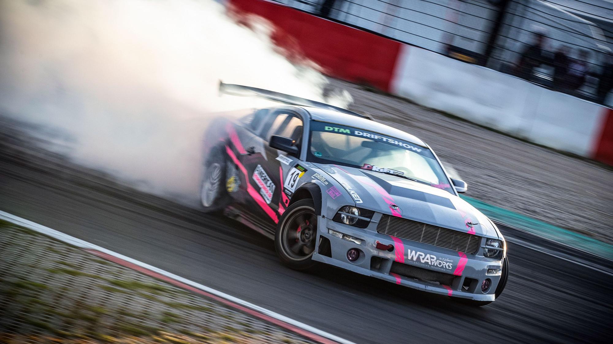 Romy Zavelberg in ihrem Ford Mustang.