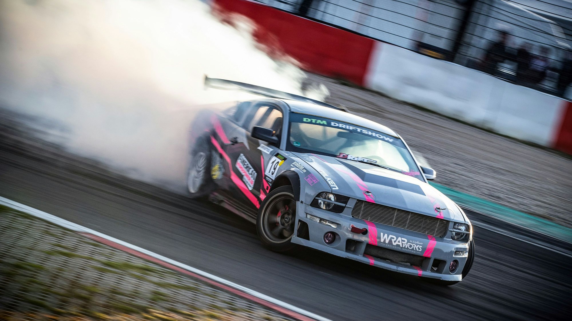 Romy Zavelberg in ihrem Ford Mustang.