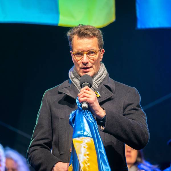 Hendrik Wüst nimmt an einer Demo am Jahrestag des Angriffs auf die Ukraine teil.