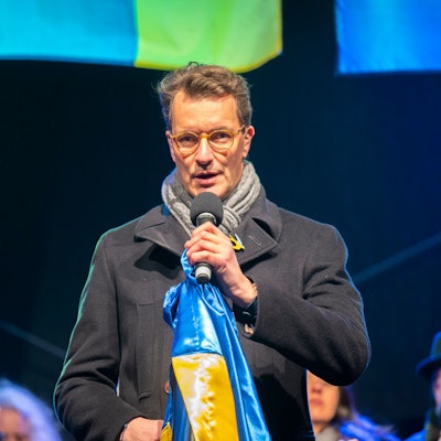 Hendrik Wüst nimmt an einer Demo am Jahrestag des Angriffs auf die Ukraine teil.