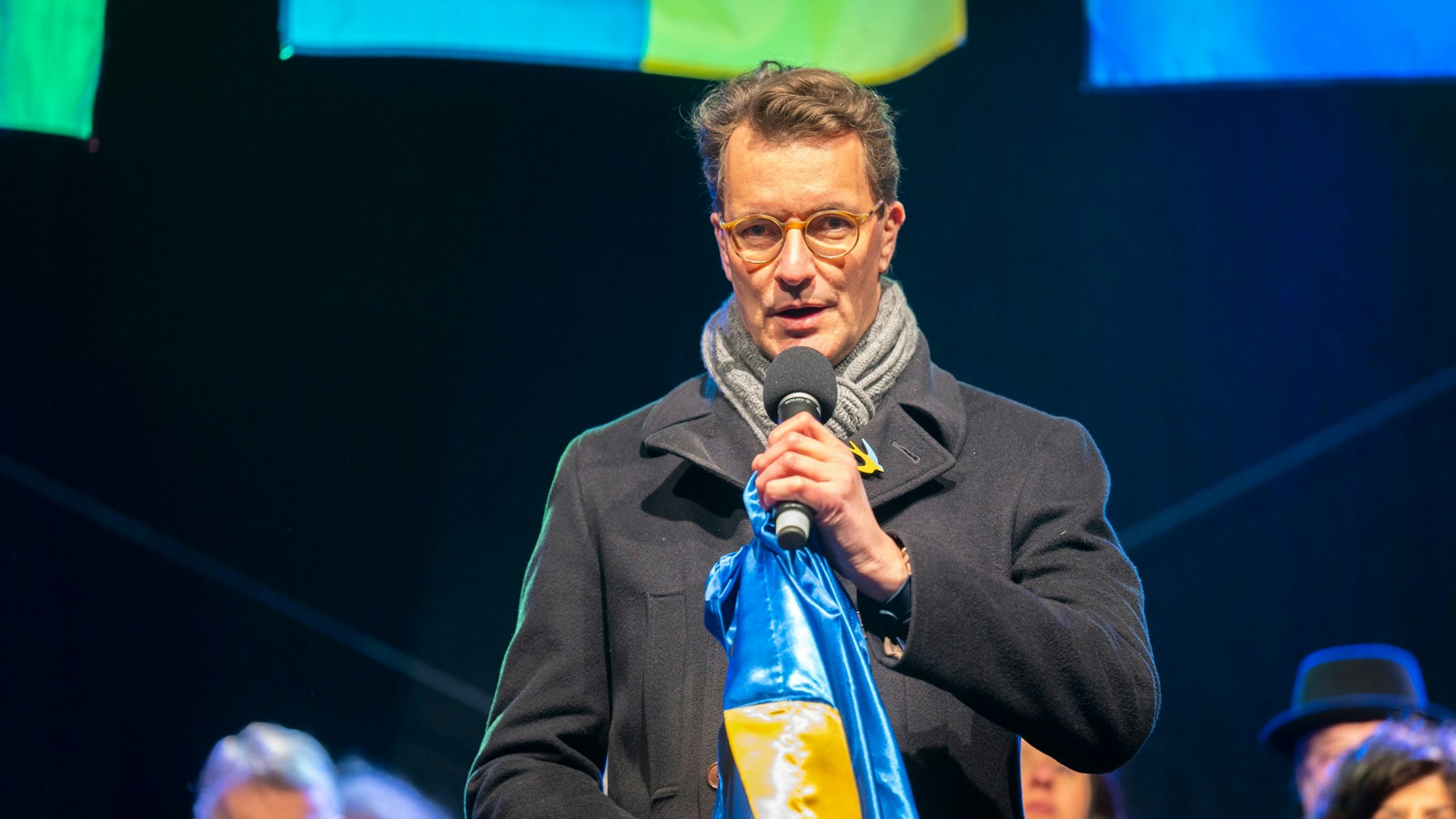 Hendrik Wüst nimmt an einer Demo am Jahrestag des Angriffs auf die Ukraine teil.