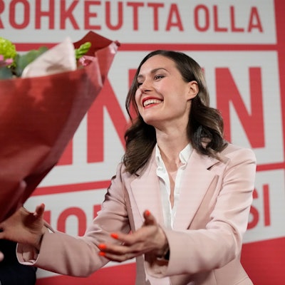 Die finnische Premierministerin Sanna Marin nimmt am Sonntagabend in Helsinki einen Blumenstrauß entgegen. Ihre sozialdemokratische Partei rutschte auf Rang drei bei der Parlamentswahl.