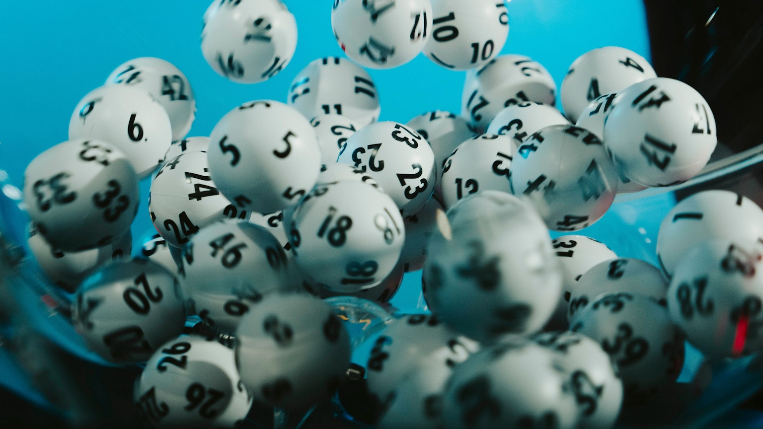 Lottokugeln werden in der Trommel für Lotto 6aus49 gemischt.