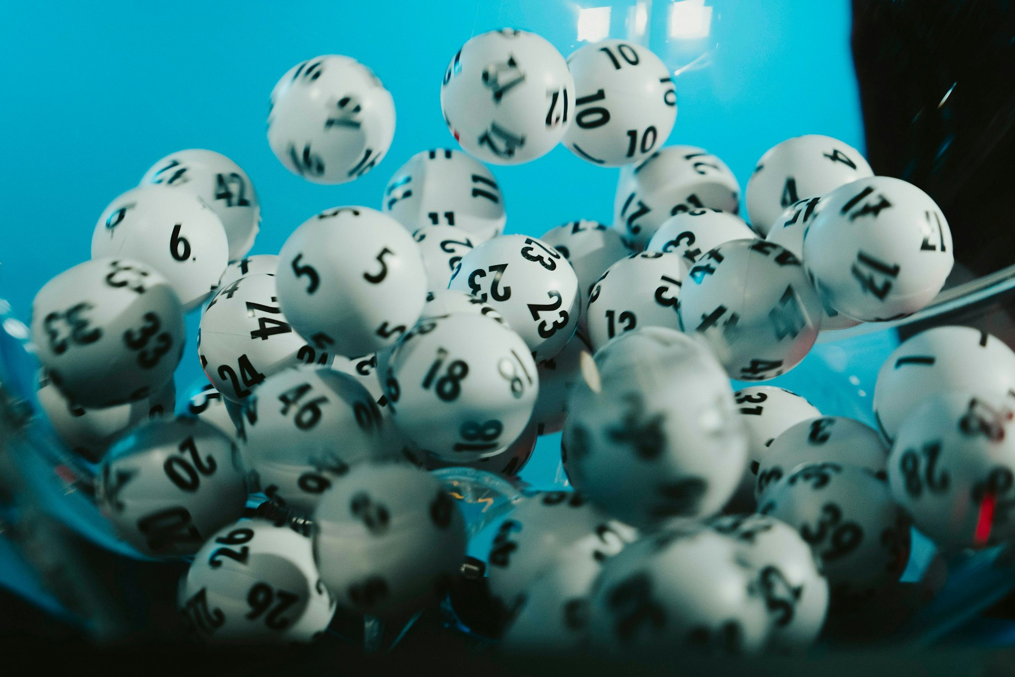 Lottokugeln werden in der Trommel für Lotto 6aus49 gemischt.