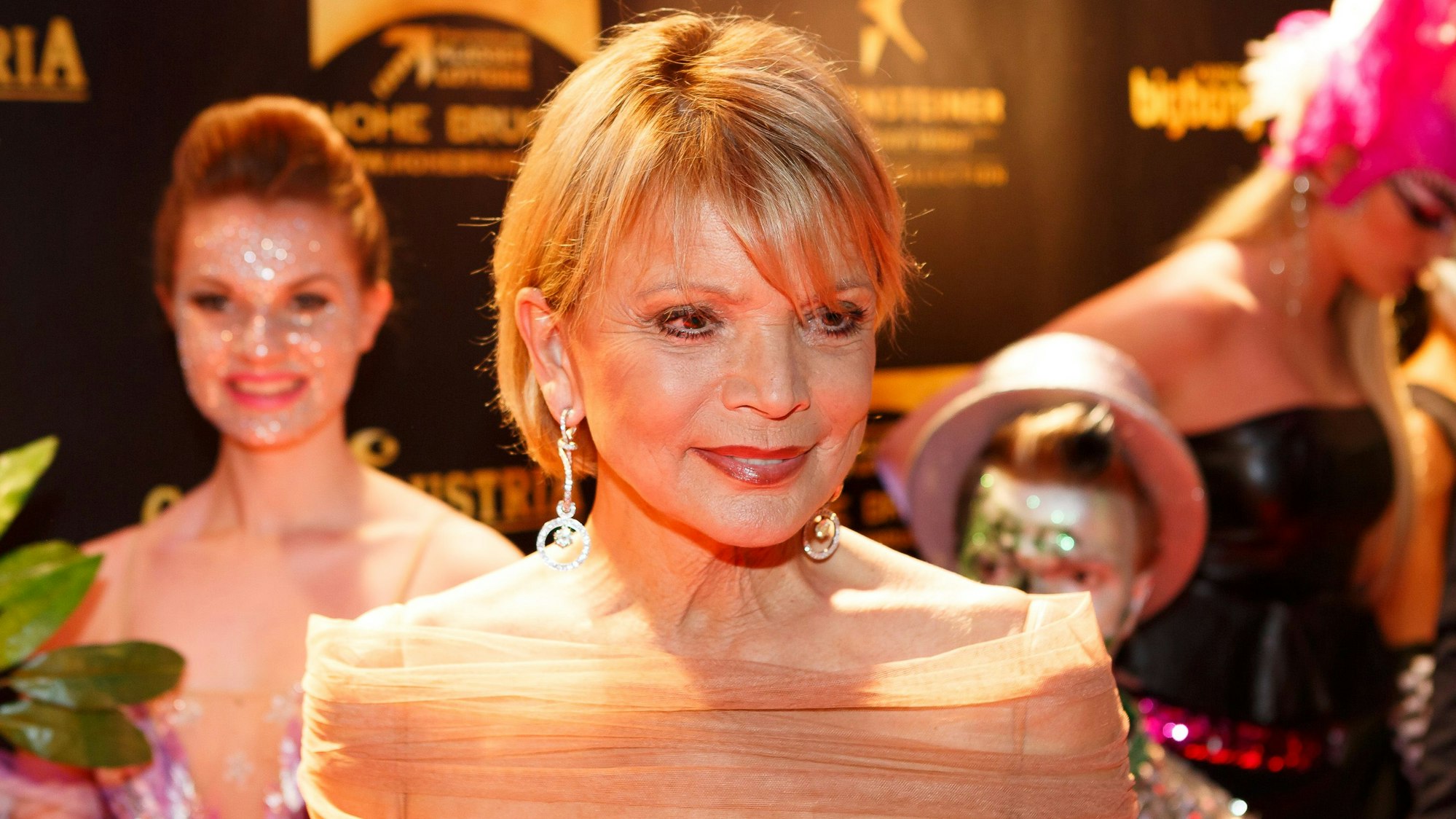 Uschi Glas auf dem roten Teppich. Sie lächelt freundlich.