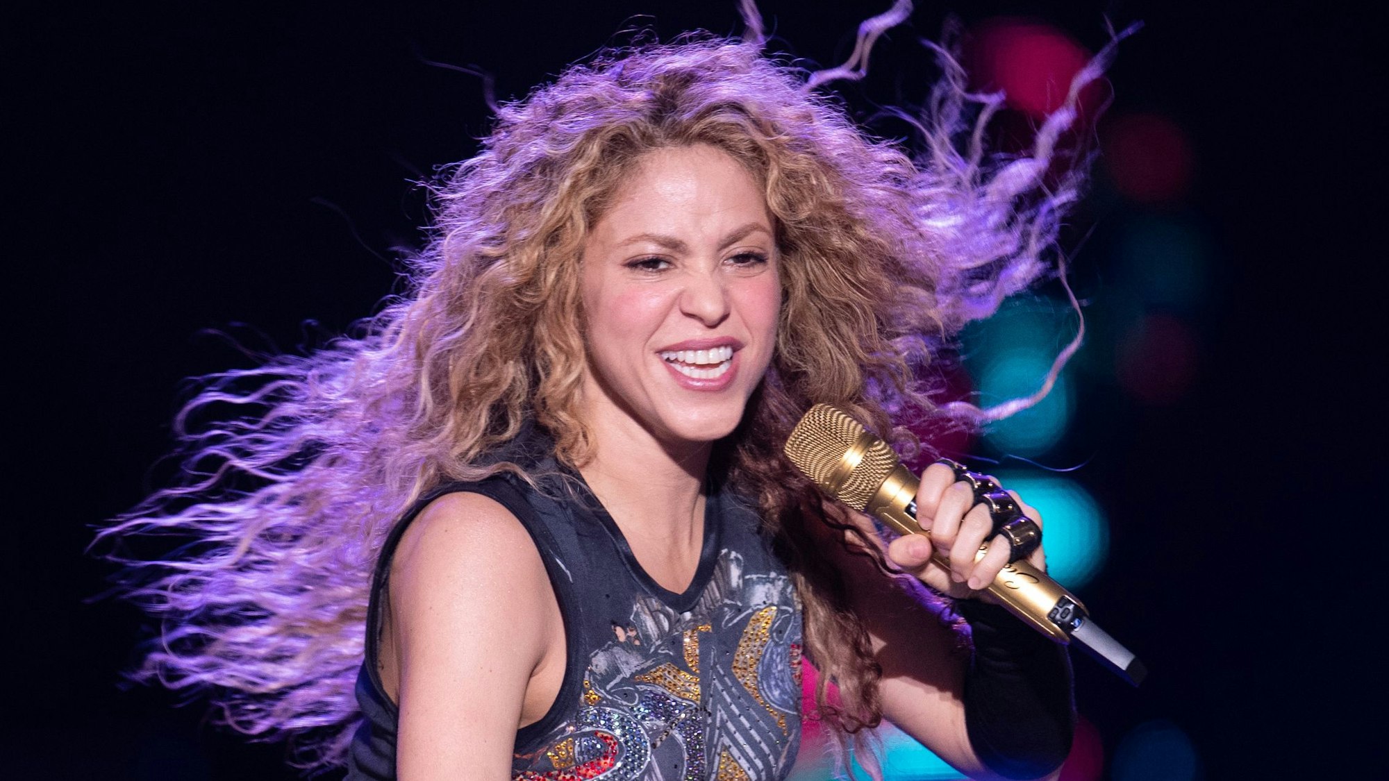 03.06.2018, Hamburg: Die kolumbianische Sängerin Shakira steht während des Auftaktkonzertes ihrer «El Dorado World Tour» in der Barclaycard Arena auf der Bühne. Foto: Daniel Reinhardt/dpa - ACHTUNG: Nur zur redaktionellen Verwendung im Zusammenhang mit der aktuellen Berichterstattung über das Konzert. ++ +++ dpa-Bildfunk +++
