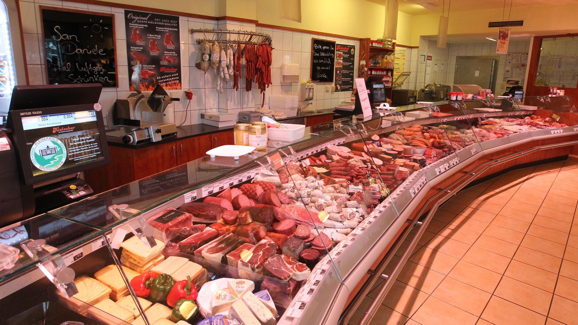 Die Fleischtheke in der Metzergei Hielscher.