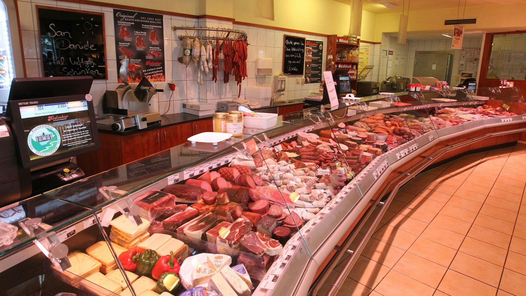 Die Fleischtheke in der Metzergei Hielscher.