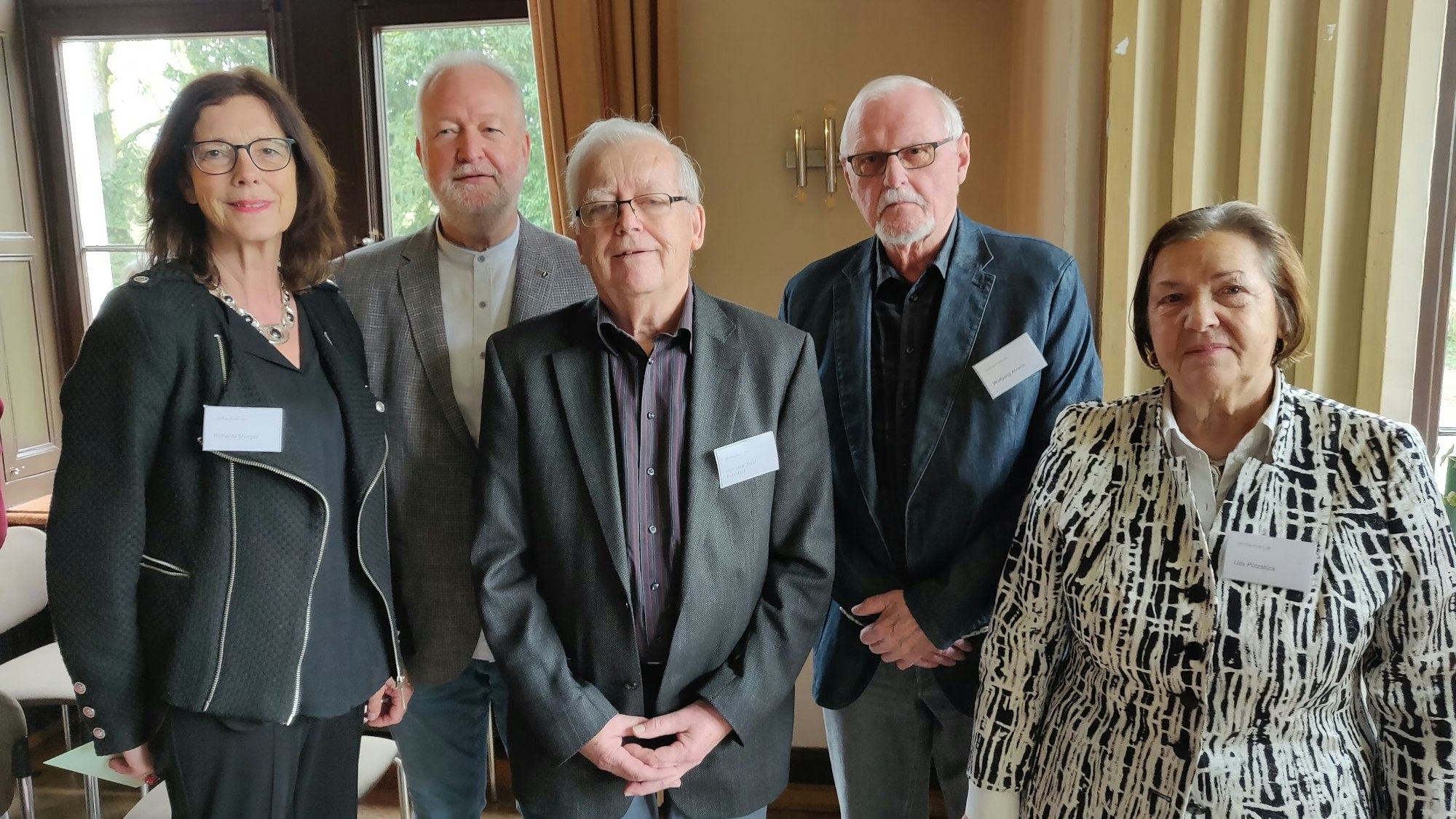 Riccarda Menger (von links), Dieter Rüge, Hermann-Josef Pützstück, Wolfgang Ahrens und Ulla Pützstück stehen im Weyermannsaal des Bürgerhauses.