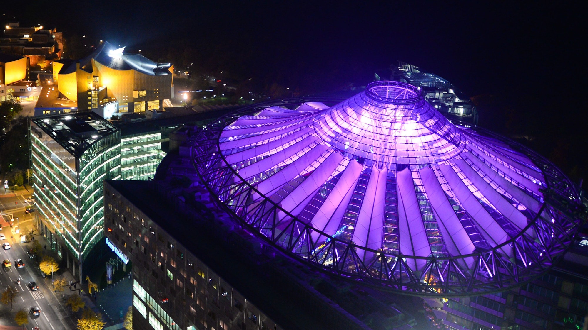 Die Kuppel des Sony-Center am Potsdamer Platz leuchtet am Abend in bläulichem Licht.