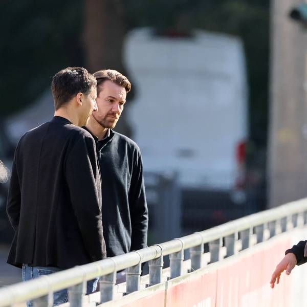 Christian Keller, Thomas Kessler und Steffen Baumgart arbeiten weiter am Kader des 1. FC Köln für die neue Saison, obgleich die drohende Transfersperre die Gespräche erschwert.
