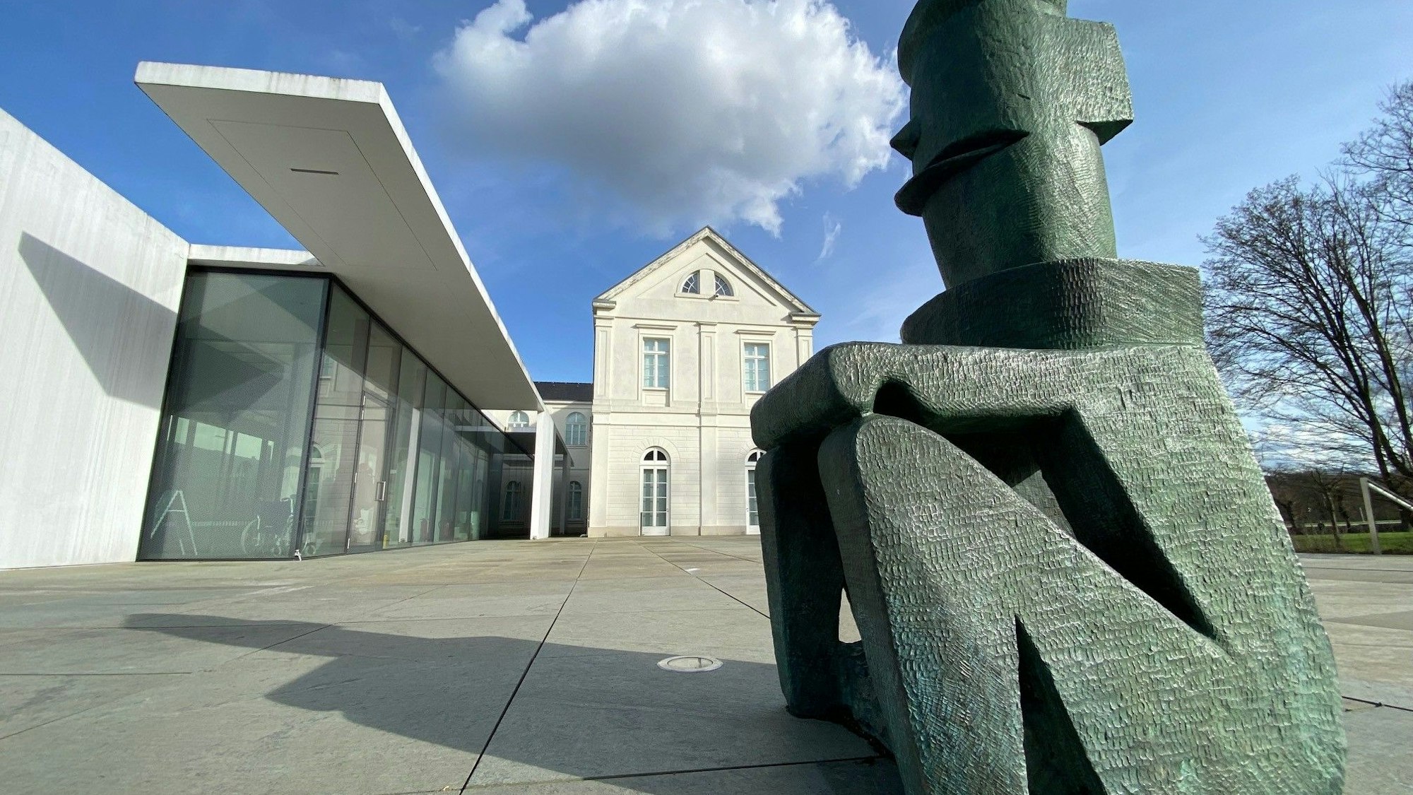 Abstrakte Steinskulptur vor Museum