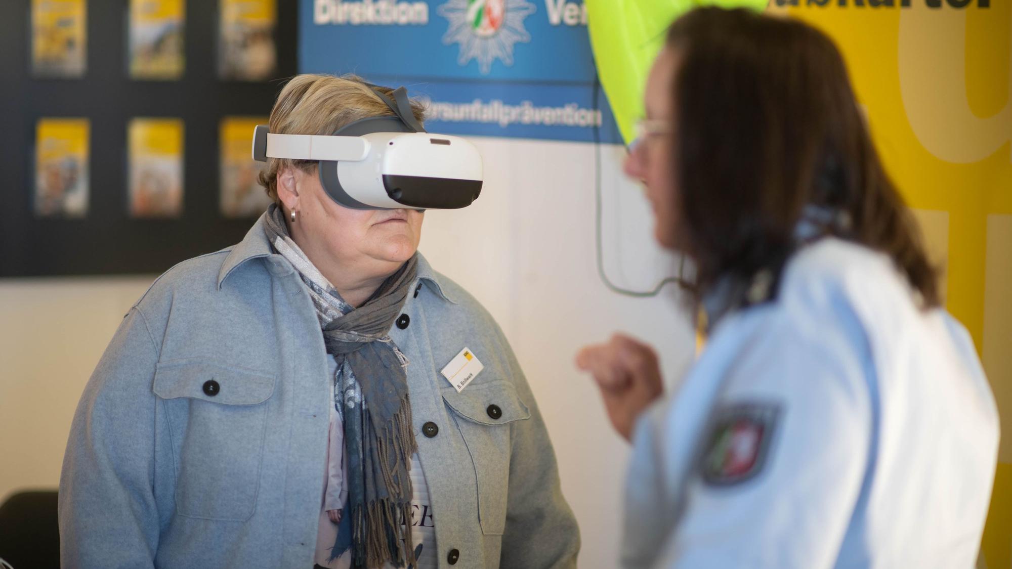 Eine Frau trägt eine VR-Brille.