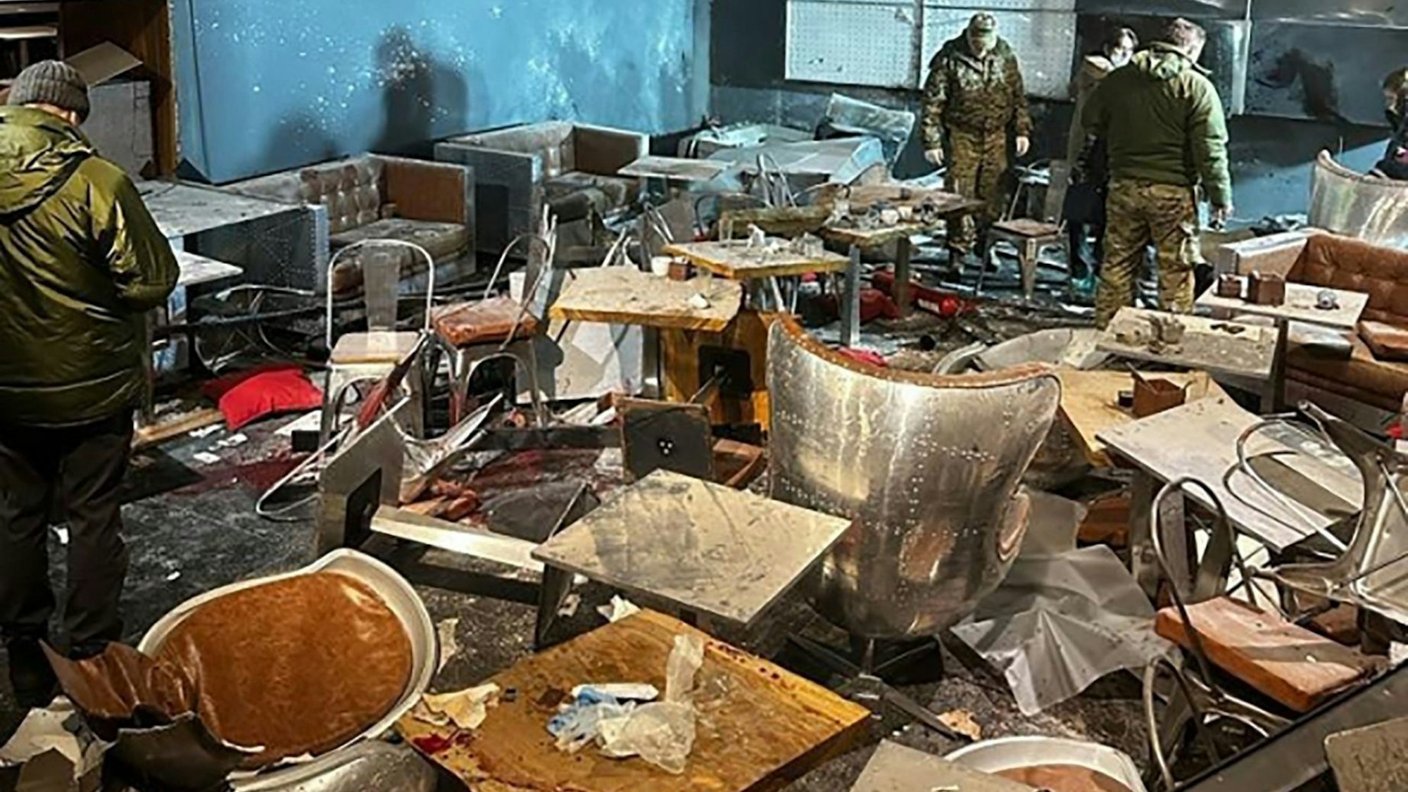 Russische Ermittler sichern Spuren im St. Petersburger „Street Bar“-Café. In dem Lokal, das Wagner-Chef Jewgeni Prigoschin gehören soll, war am Sonntag eine Bombe explodiert.