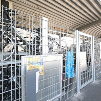 Fahrräder stehen in der Radstation am Bergisch Gladbacher Bahnhof.