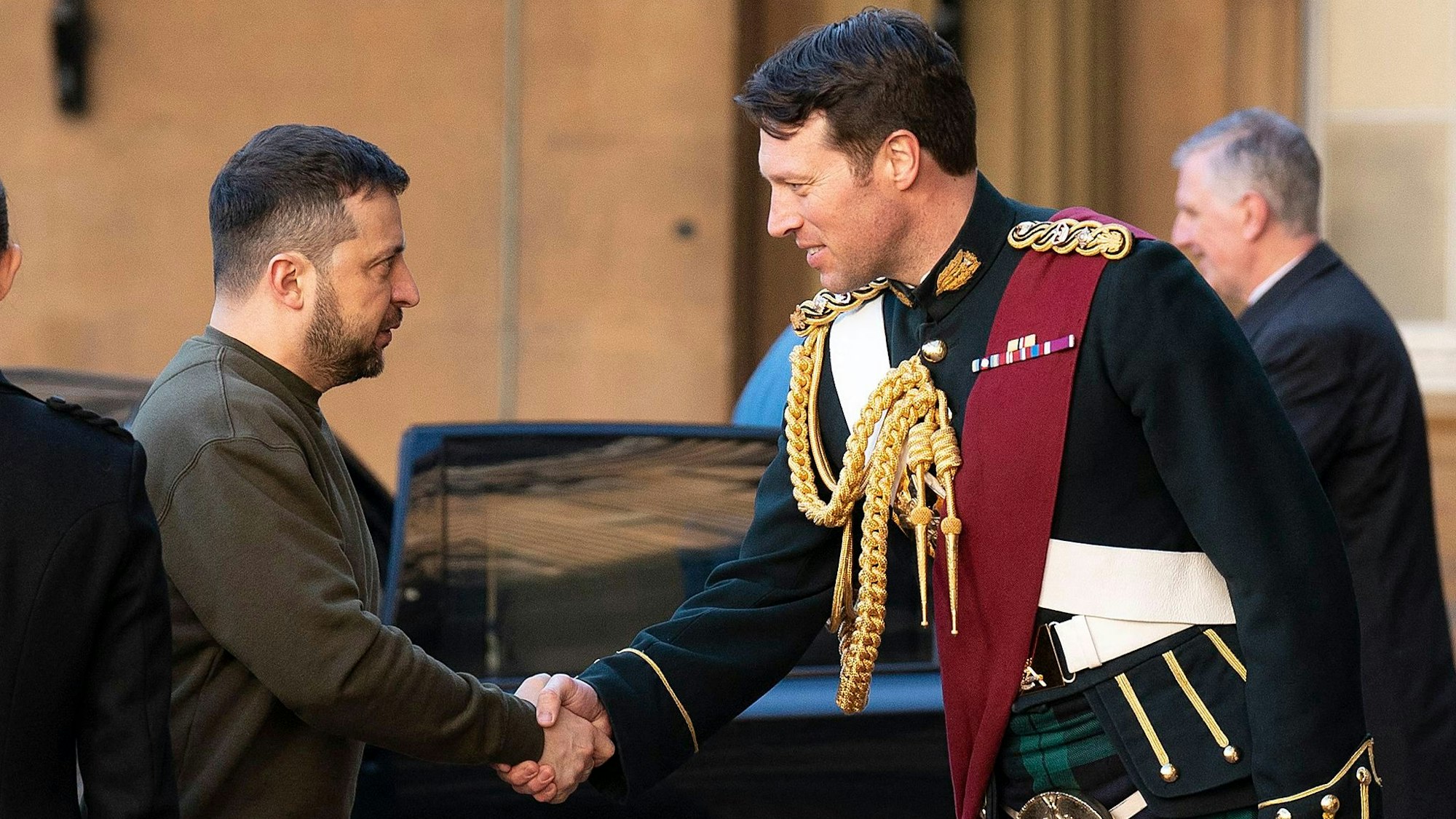 Ukraines Präsident Wolodymyr Selenskyj wird von Jonathan Thompson im Buckingham Palast begrüßt (Archivbild).