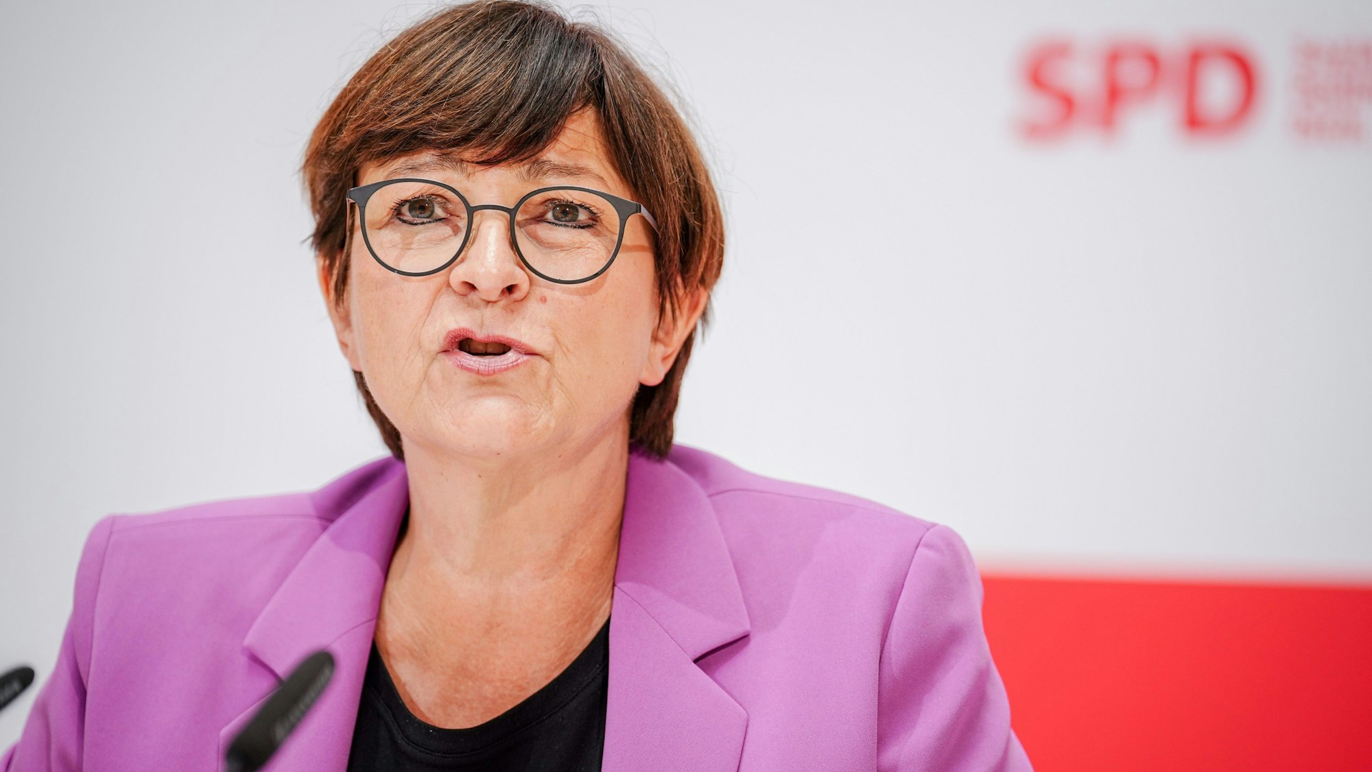 Saskia Esken, SPD-Bundesvorsitzende, gibt nach den Gremiensitzungen ihrer Partei eine Pressekonferenz.