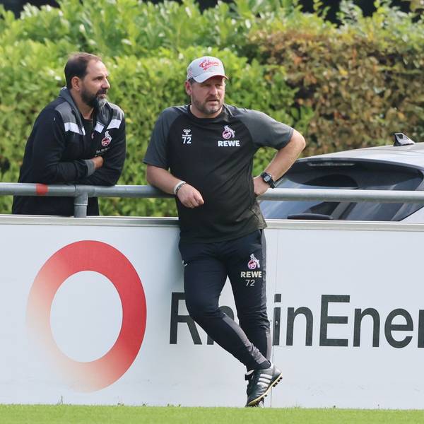FC-Nachwuchstrainer Stefan Ruthenbeck und Chef-Coach Steffen Baumgart stehen am Geißbockheim zusammen.