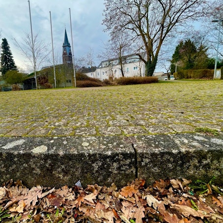 Eine hohe Bordsteinkannte, die leicht zur Stolperfalle werden kann