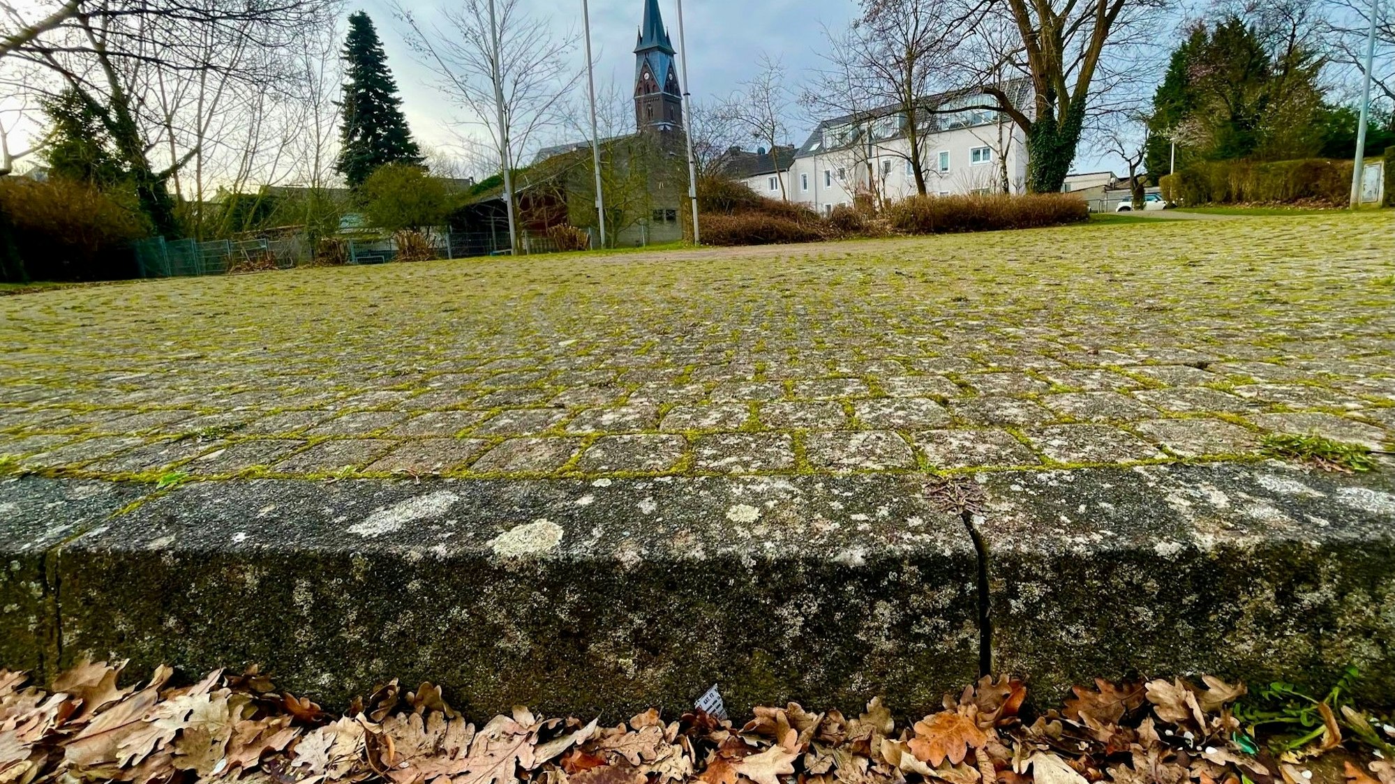 Eine hohe Bordsteinkannte, die leicht zur Stolperfalle werden kann