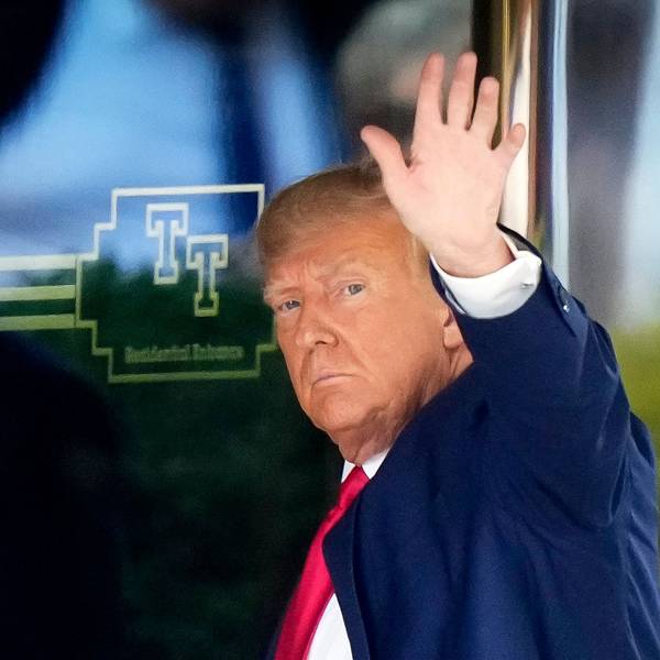 Donald Trump, ehemaliger Präsident der USA, kommt am Trump Tower in New York an. Trump ist vor seinem Termin zur Anklageverlesung in New York angekommen.