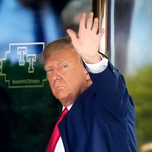 Donald Trump, ehemaliger Präsident der USA, kommt am Trump Tower in New York an. Trump ist vor seinem Termin zur Anklageverlesung in New York angekommen.