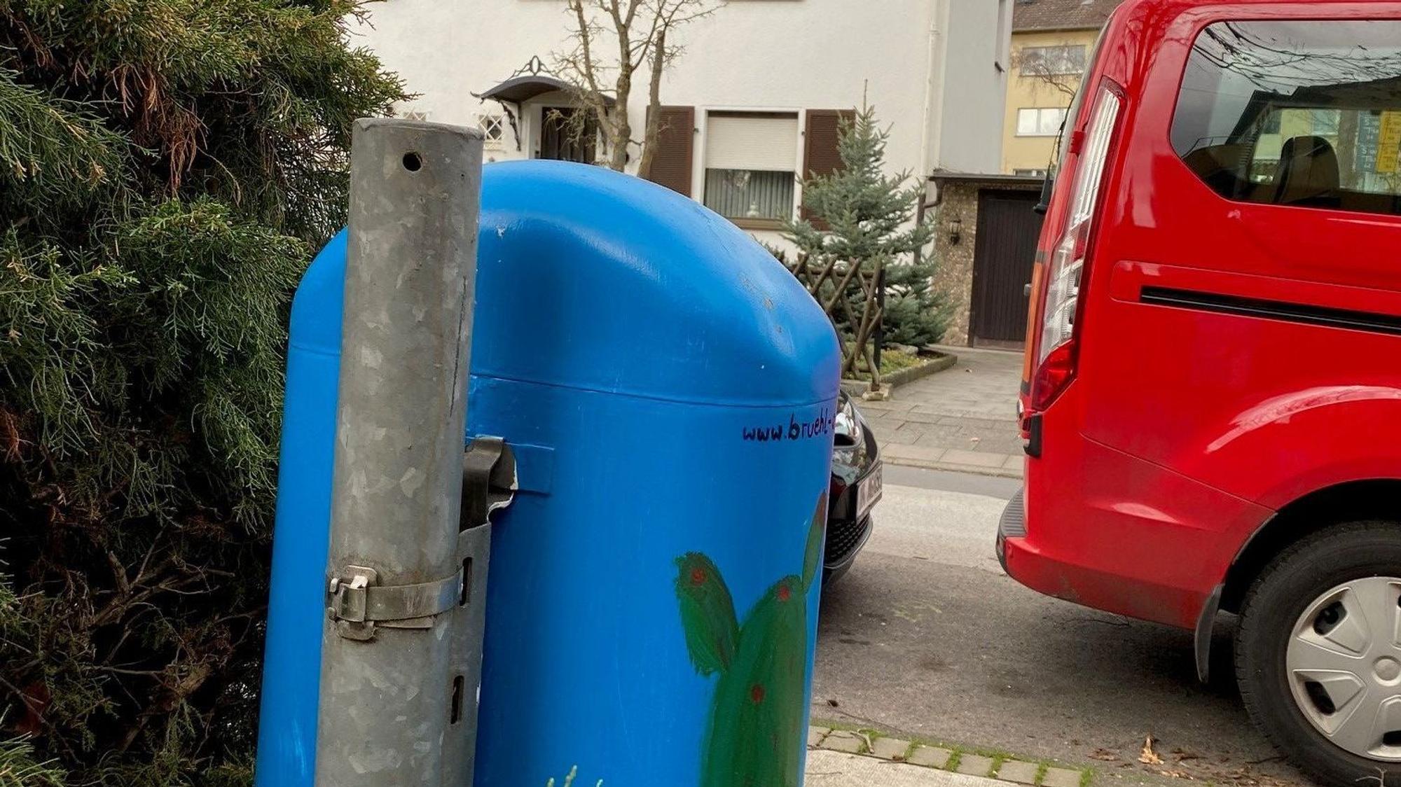 Blauer Mülleimer