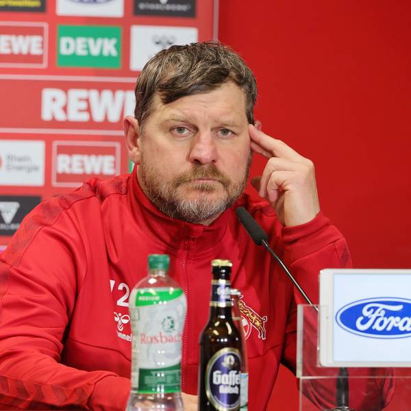 Steffen Baumgart, Trainer des 1. FC Köln, beantwortet auf einer Pressekonferenz Fragen der anwesenden Journalisten. Vor ihm steht ein MIkrofon.