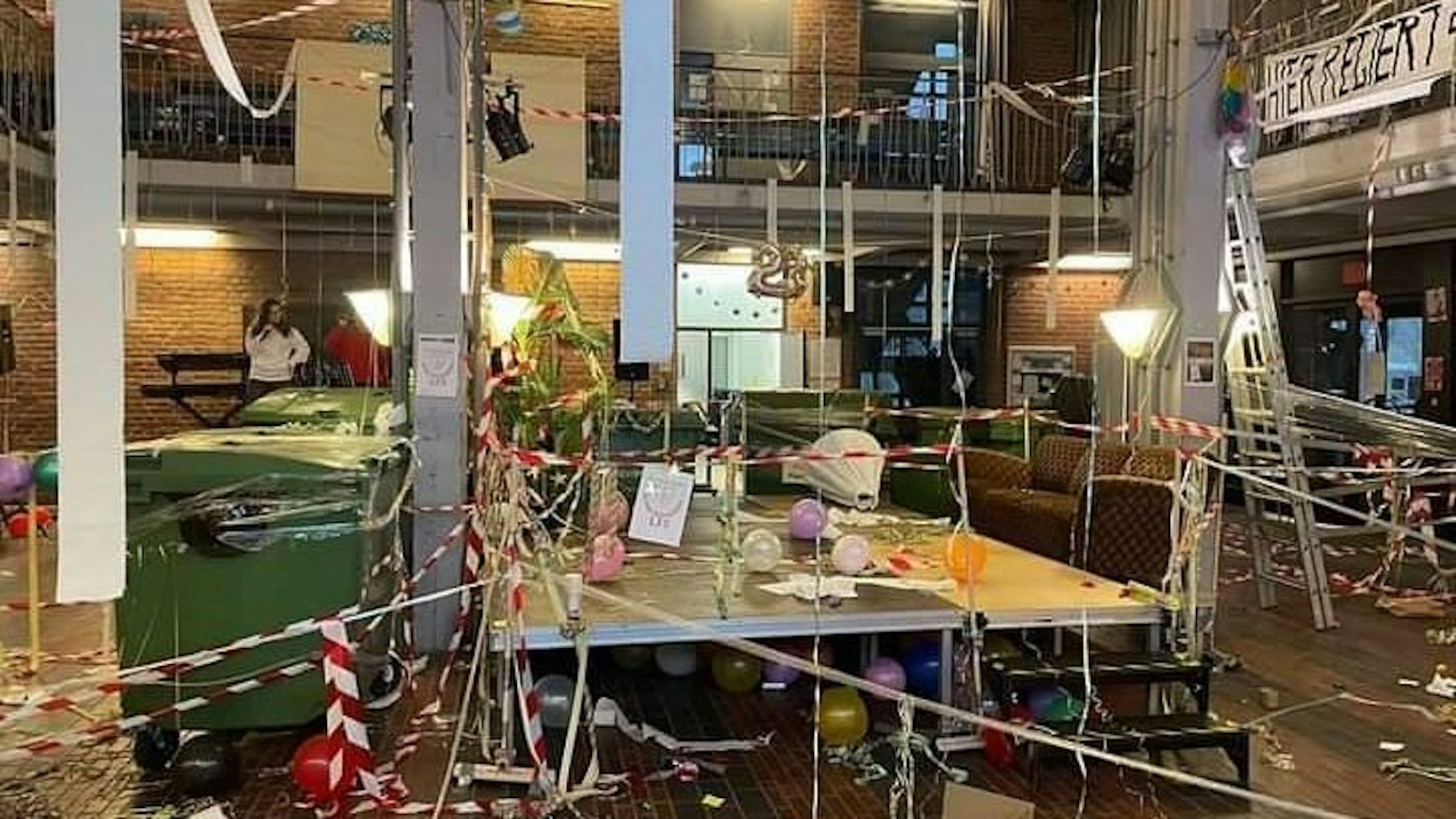 Abigag 2023 an der Liebfrauenschule in Köln: Die Schule ist mit Absperrbändern, Möbelstücken, Mülltonnen und Leitern verbarrikadiert.