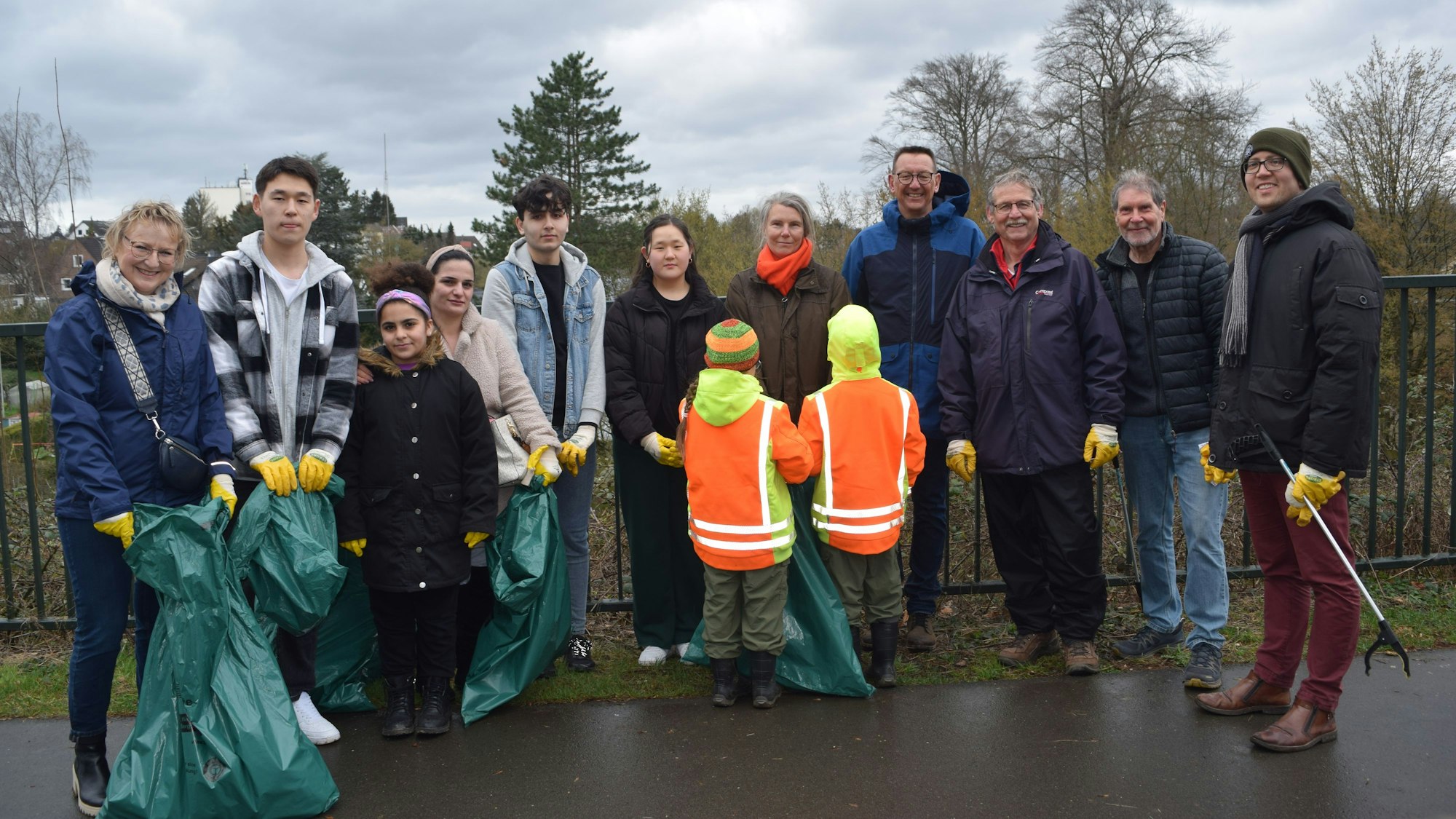 Eine Truppe der 75 freiwilligen Helferinnen und Helfer beim Großreinemachen in Burscheid an der Bahntrasse.