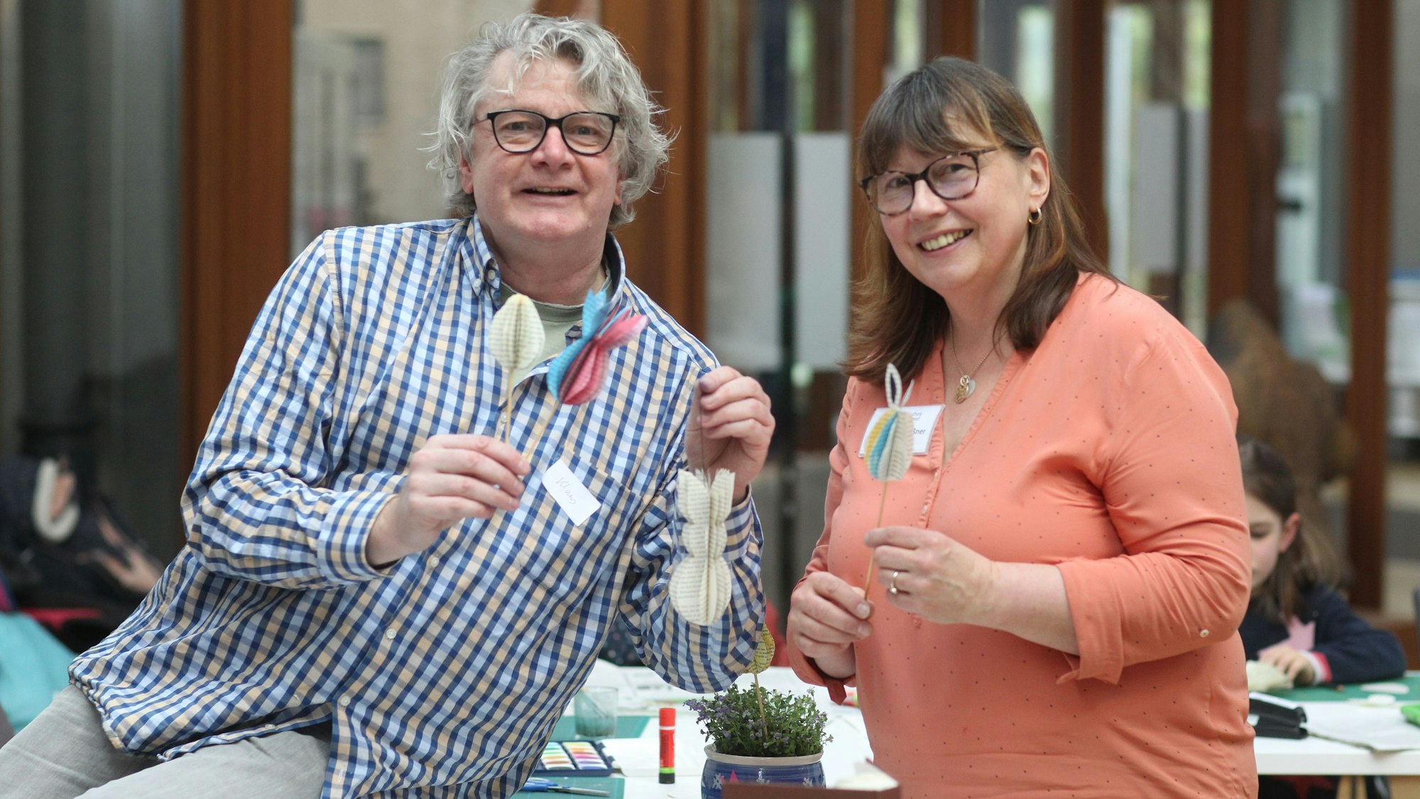 Redakteur Klaus Heuschötter gemeinsam mit Leiterin Margaretha Elßner und Oster-Deko.