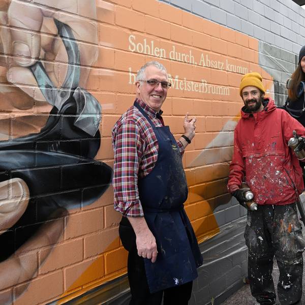 Überlebensgroß sind auf dem Graffito Rolf Brumms (l.) Hände zu sehen. Johannes und Marina Kremer haben das Werk gestaltet. Foto: Luhr
