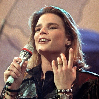 Stéphanie von Monaco mit Mikro auf der Bühne.