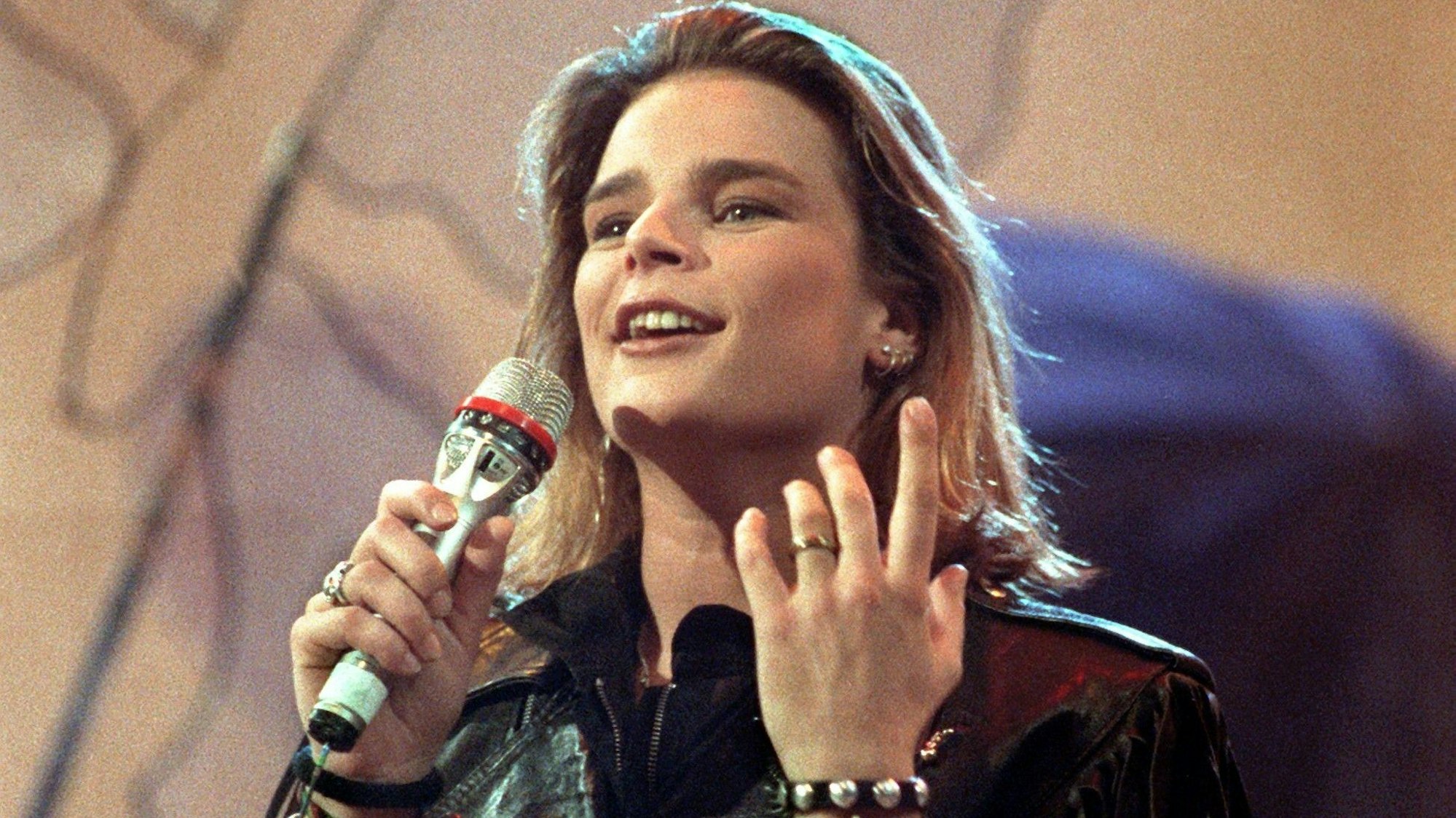 Stéphanie von Monaco mit Mikro auf der Bühne.