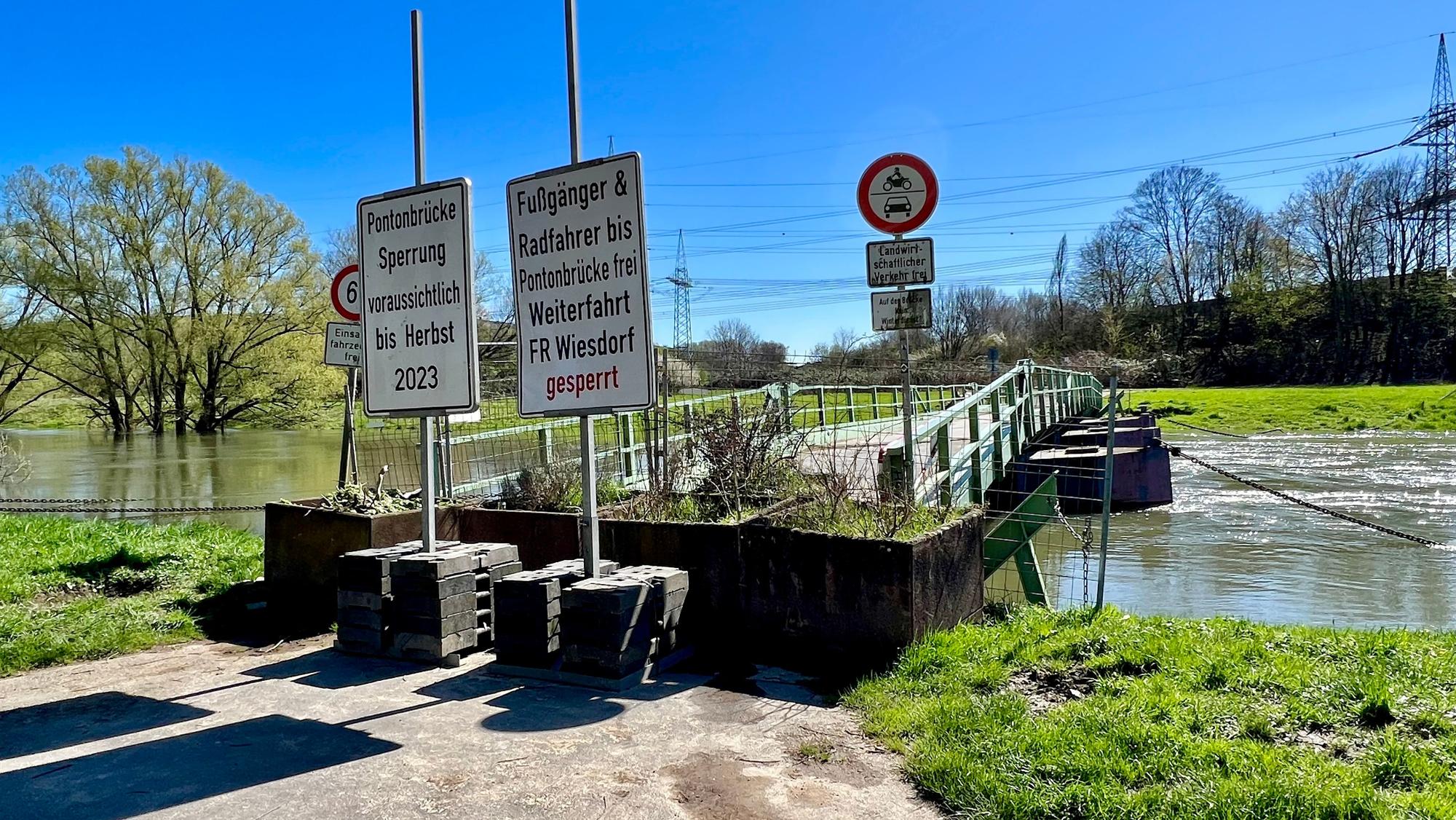 Gesperrte Pontonbrücke über die Wupper bei Rheindorf