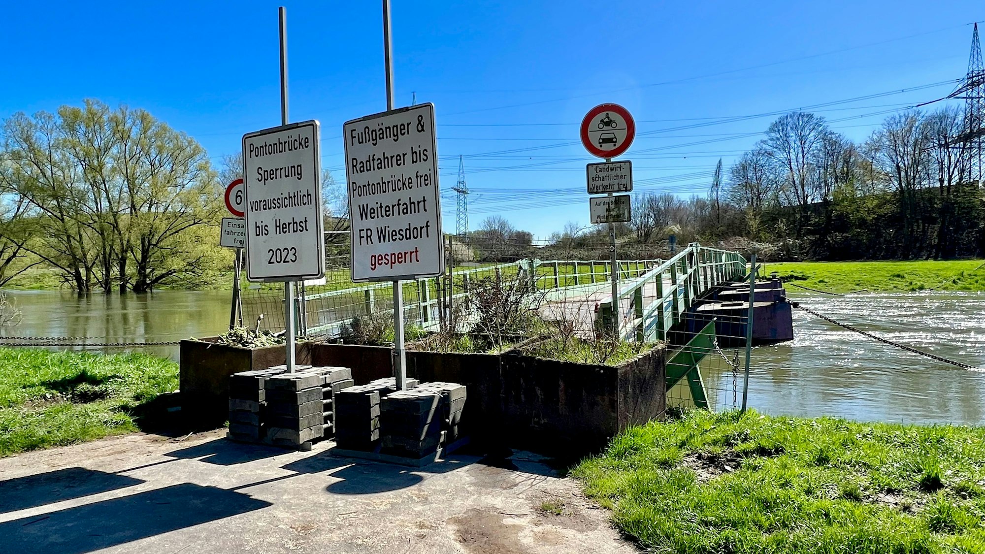 Gesperrte Pontonbrücke über die Wupper bei Rheindorf