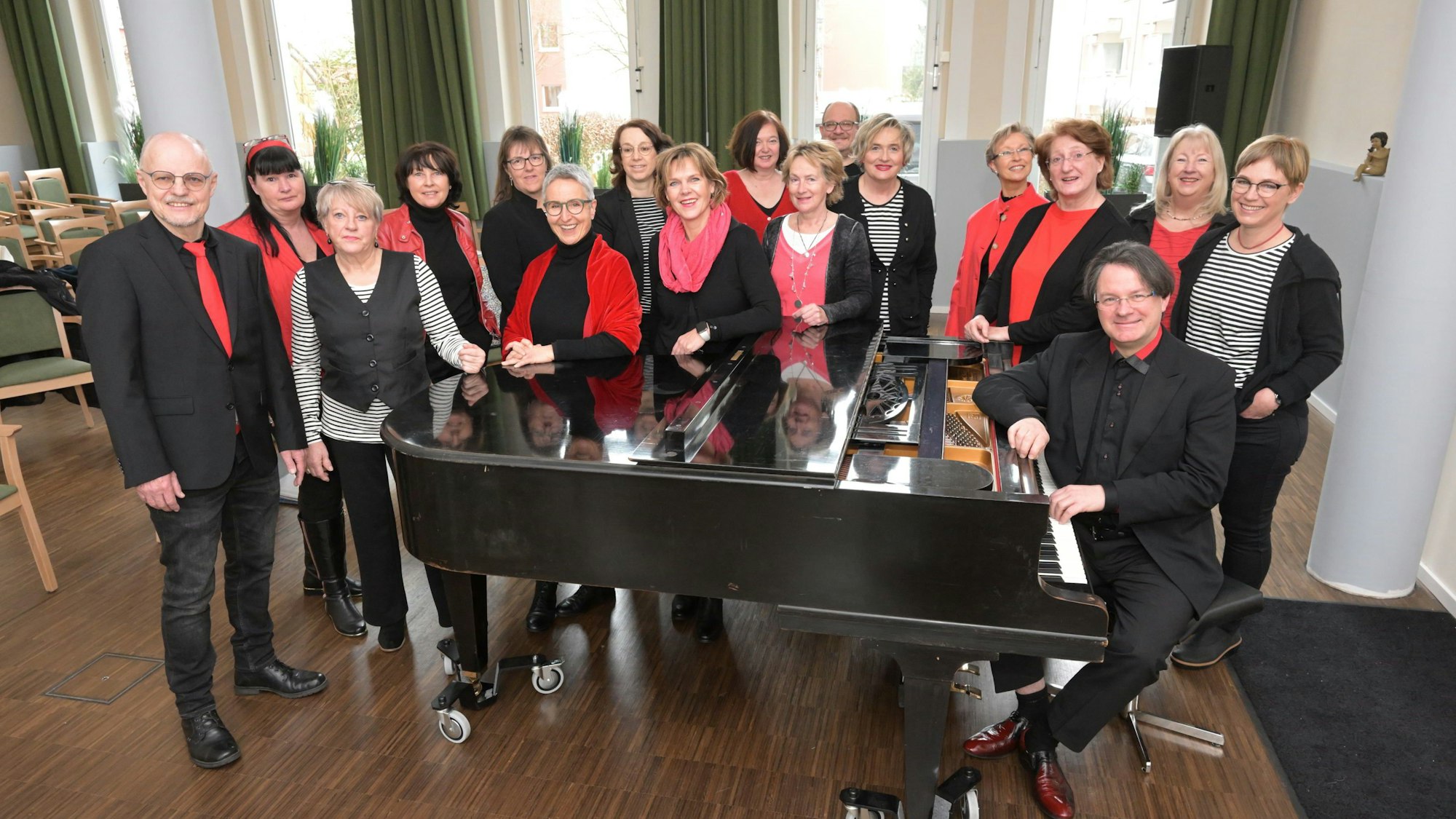 Der „Chor des Coeurs“ steht vor einem schwarzen Flügel.