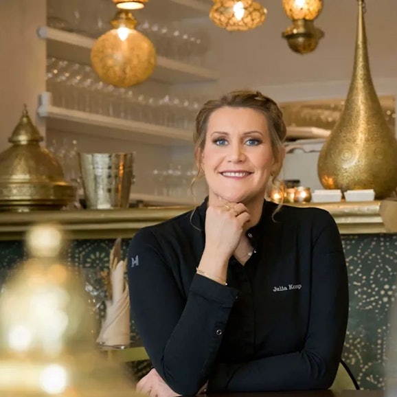 Julia Komp lächelt in die Kamera.