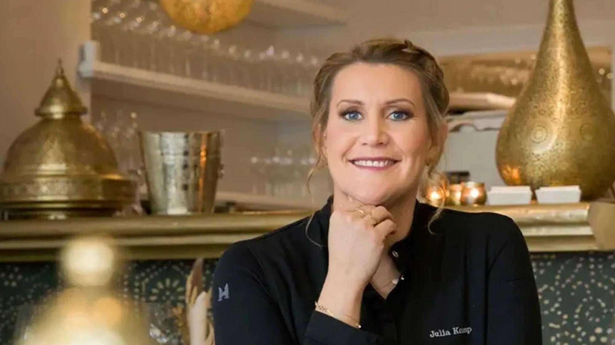 Julia Komp lächelt in die Kamera.