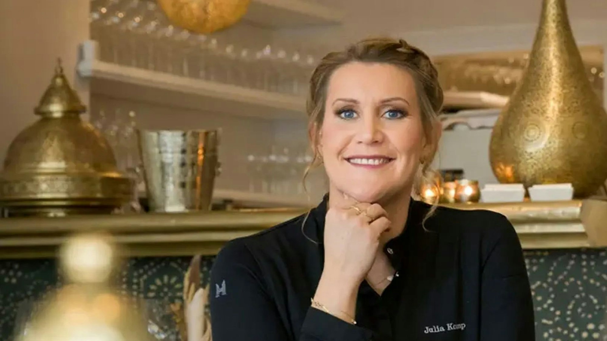 Julia Komp lächelt in die Kamera.