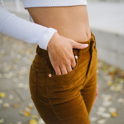 Junge Frau trägt bauchfrei