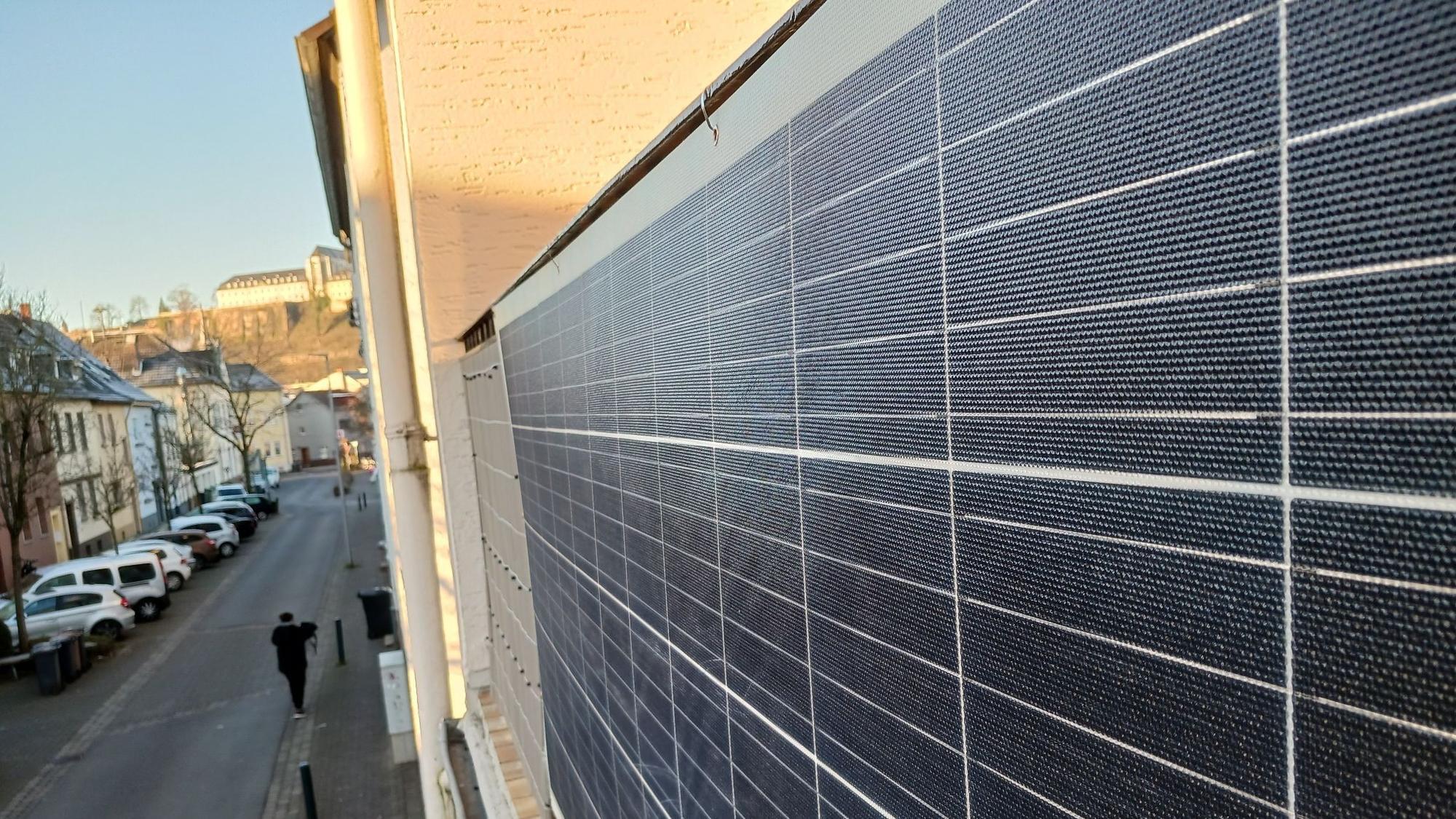 Balkon-Photovoltaikanlage an der Straße Auf der Papagei in Siegburg-Wolsdorf