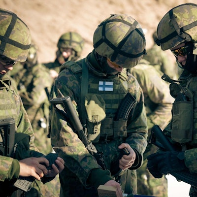 Finnische Reservisten prüfen Magazin ihrer Gewehre bei einer Militärübung.