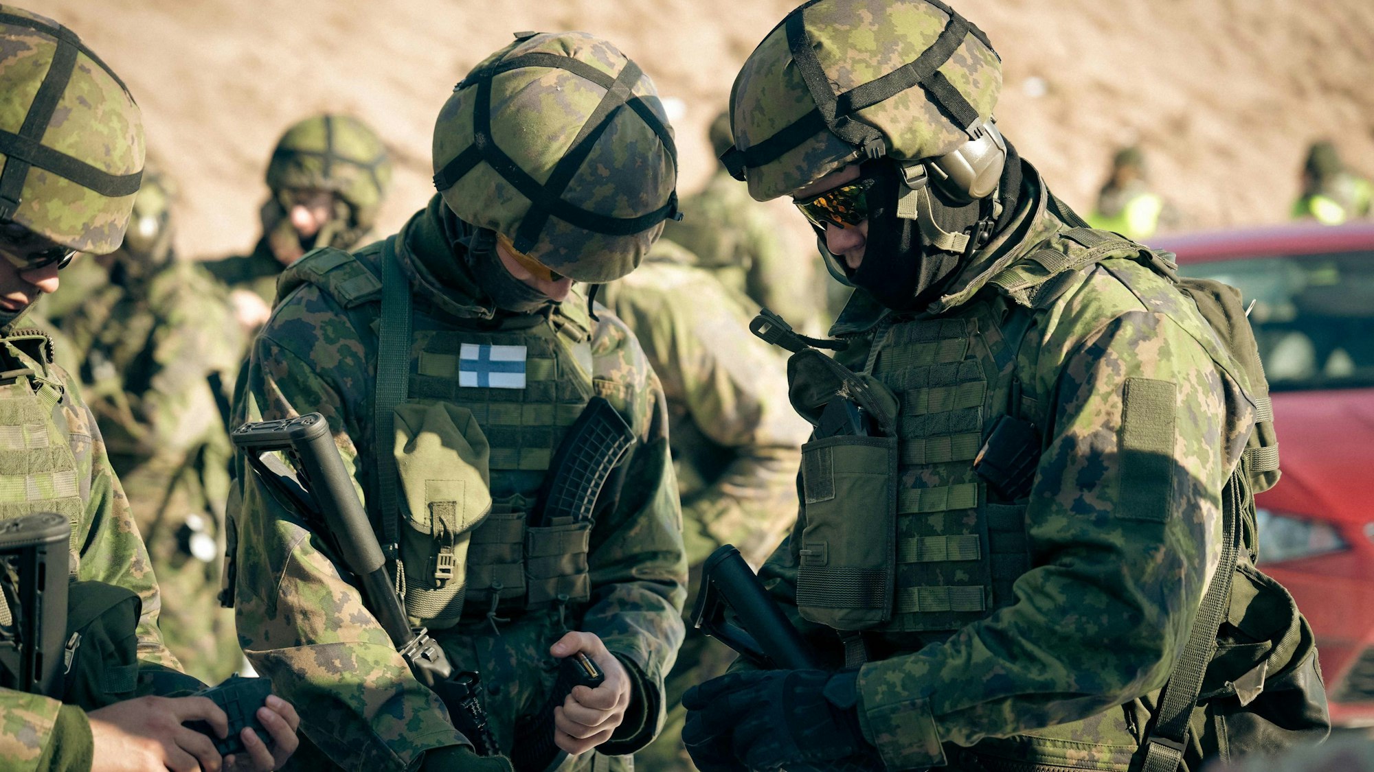 Finnische Reservisten prüfen Magazin ihrer Gewehre bei einer Militärübung.