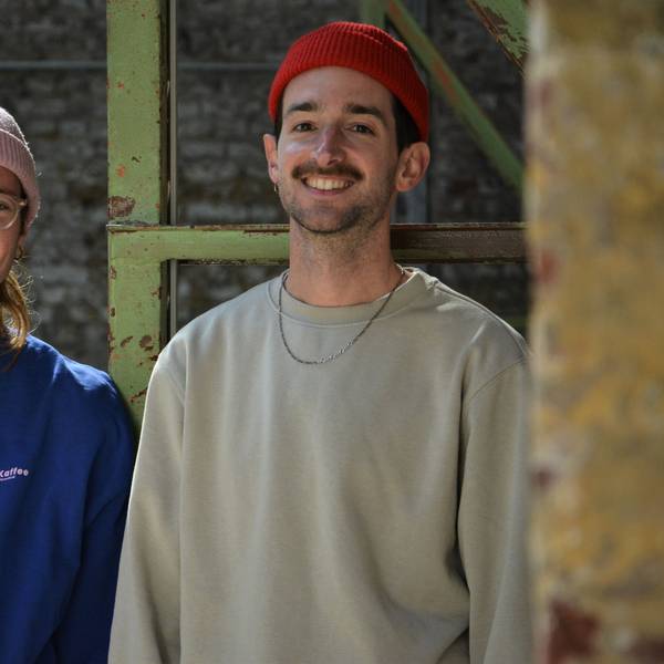 Joshua von Söhnen (links) und Patrik Thies stehen in der Rufffactory, im Vordergrund sieht man eine Mauer.