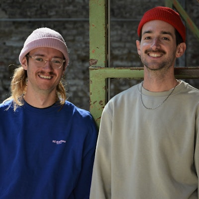 Joshua von Söhnen (links) und Patrik Thies stehen in der Rufffactory, im Vordergrund sieht man eine Mauer.